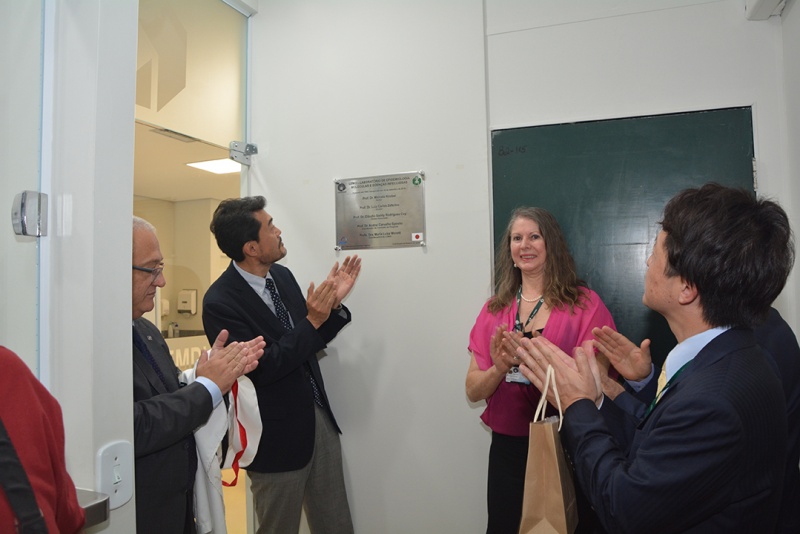 Descerramento da placa do Laboratório de Doenças Epidemiológicas e Infecciosas da FCM/Foto: Mário Moreira