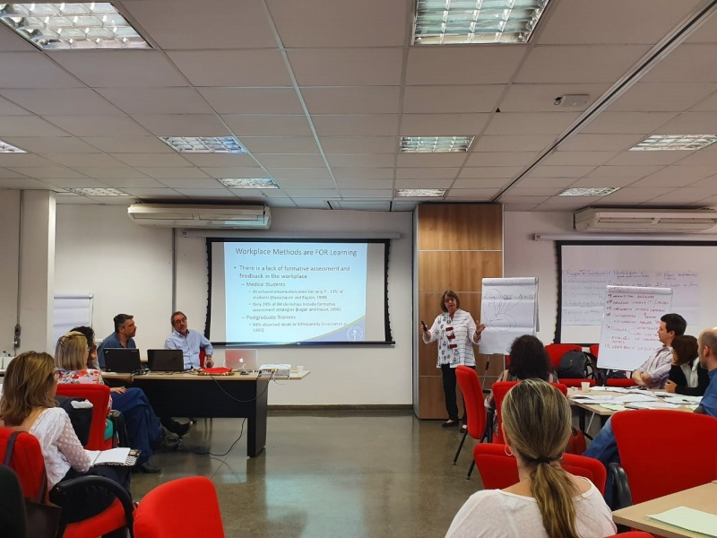 A vice-presidente do NBME, Brownell Anderson, durante oficina com os docentes da FCM, sobre avaliação no ensino médico/Foto: EA²